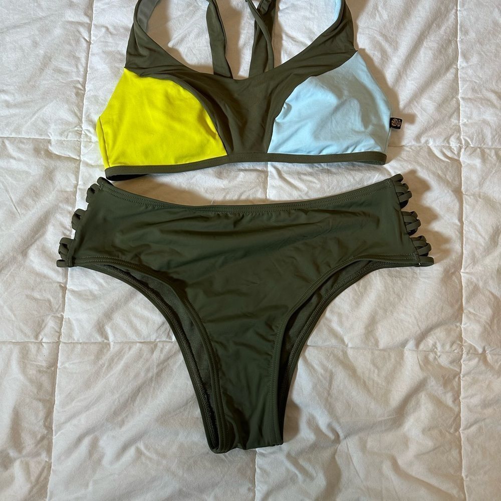 La Vie en Rose women's 2 piece bikini swim suit size small bottoms have cut outs - Picture 2 of 7
